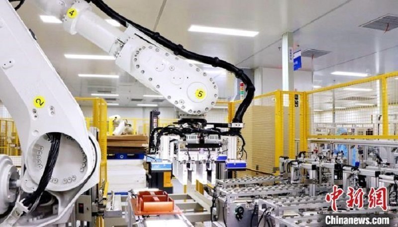 圖為資料圖，海辰儲(chǔ)能自動(dòng)分檔打包機(jī)器人。?曾欣平供圖